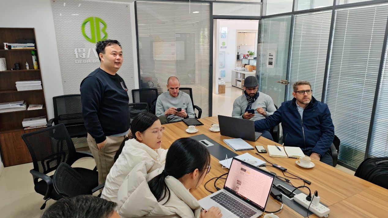 Paraguaylaiset asiakkaat vierailevat Deba Brothersissa, hyväksyvät erittäin 12 000 emakkosian tilasuunnitelman ja tuotteen vahvuuden